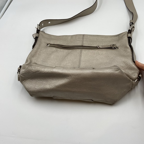 Coach shoulder/converts to cross body bag, silver pebbled leather hobo style - Picture 5 of 10